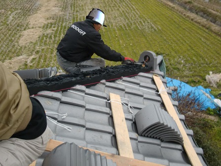 岸和田市東大路町の和瓦の屋根葺き替えで棟瓦の漆喰塗り