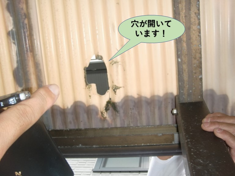 岸和田市のカーポート屋根に穴が開いています