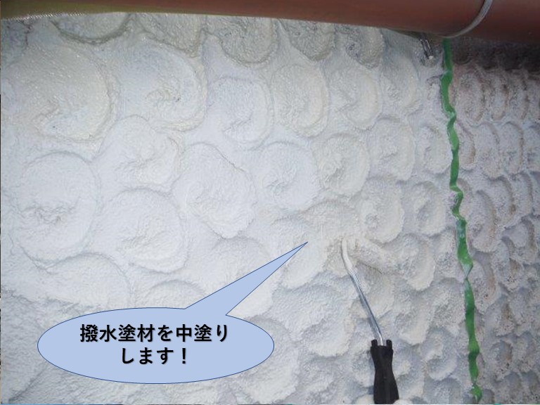 泉佐野市の外壁に撥水塗材を中塗り