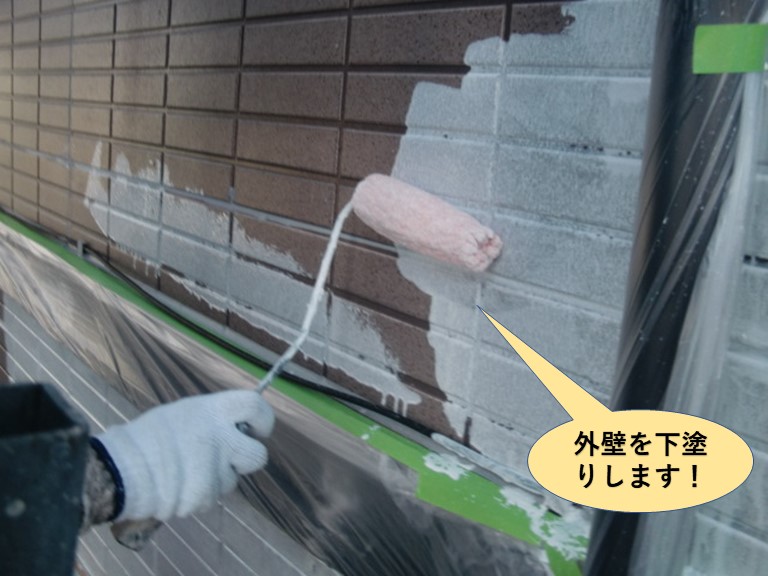 泉大津市の外壁を下塗りします