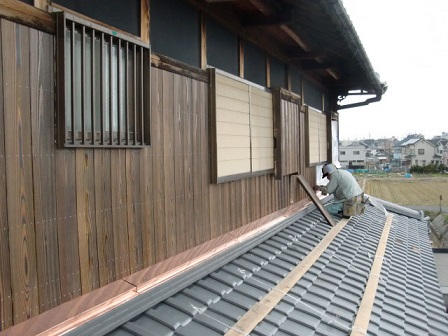 岸和田市東大路町の和瓦の屋根葺替えで銅板水切りの設置と樋修理