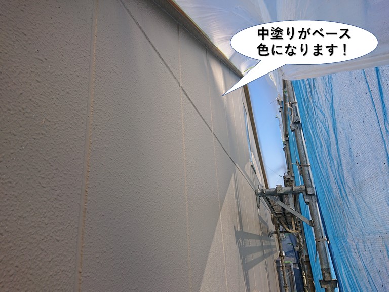 岸和田市の外壁塗装で中塗りがベース色になります