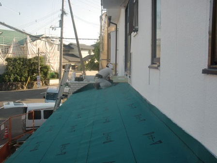 岸和田市上松町の屋根スレート瓦の下屋部分の葺き替え
