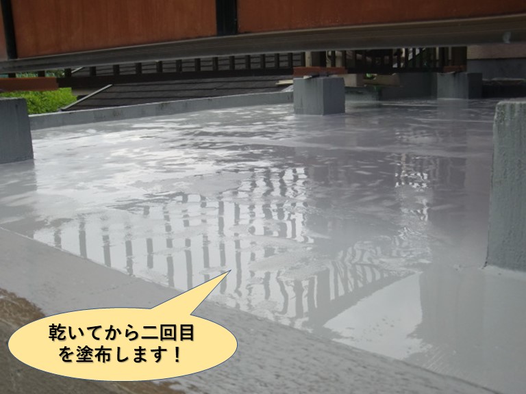 岸和田市のベランダのウレタン樹脂が乾いてから二回目を塗布します