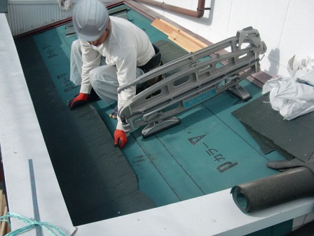 岸和田市上松町の屋根スレート瓦の下屋部分の葺き替え作業