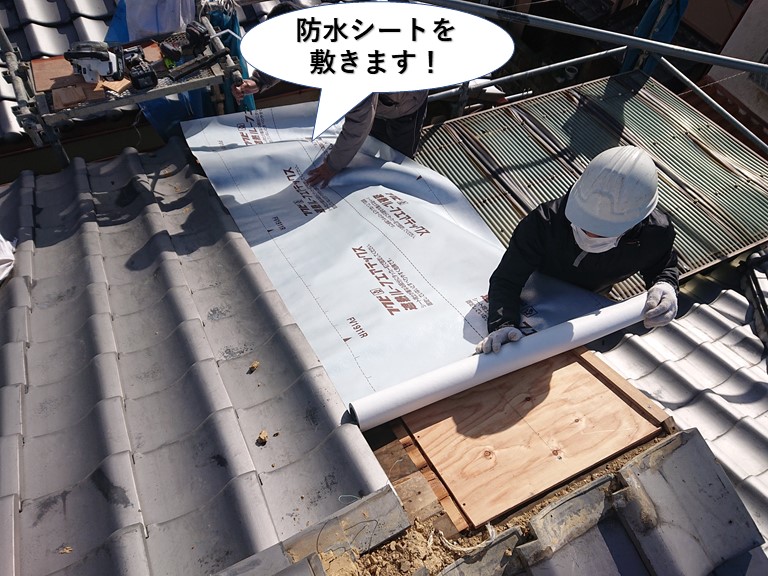 泉南市の屋根に防水シートを敷きます