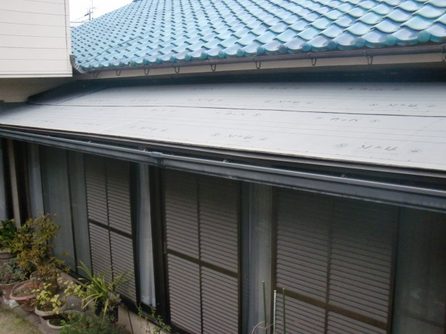 岸和田市の家の屋根下地は改質アスファルトルーフィング敷