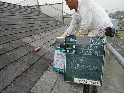 岸和田市真上町の外壁塗装と屋根塗装で屋根下地塗り