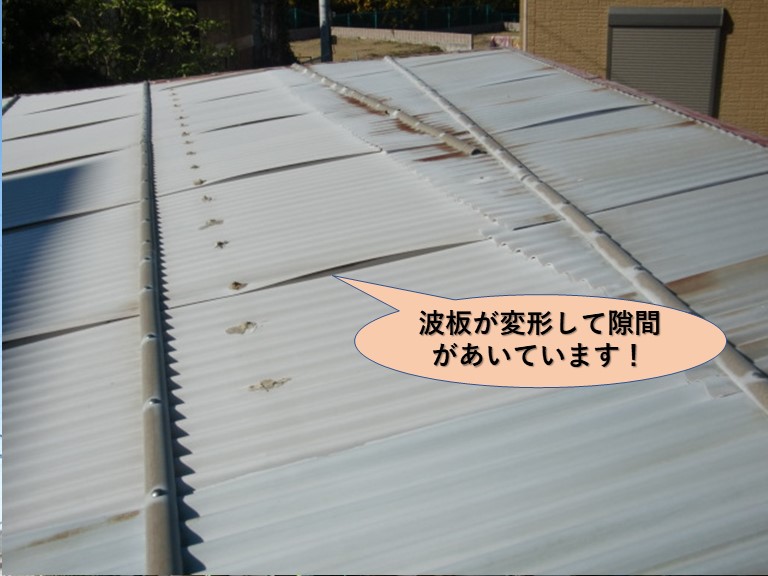 阪南市のカーポートの波板が変形して隙間が開いています