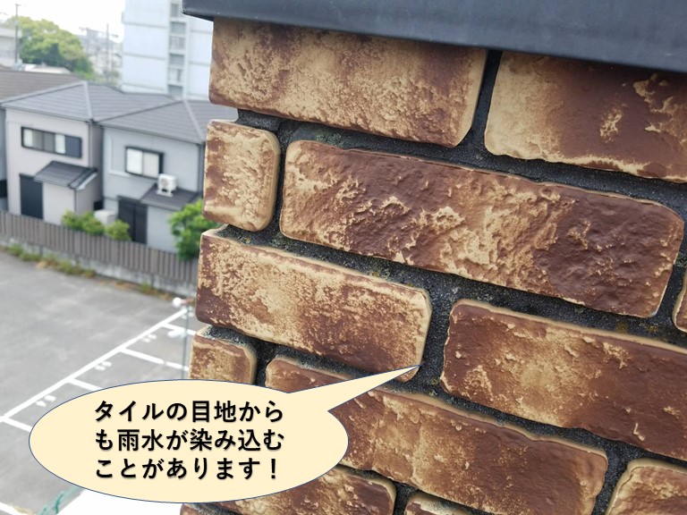 岸和田市の飾り煙突のタイルの目地からも雨水が染み込むことがあります