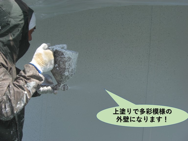 岸和田市の塗装工事で上塗りで多彩模様の外壁になります