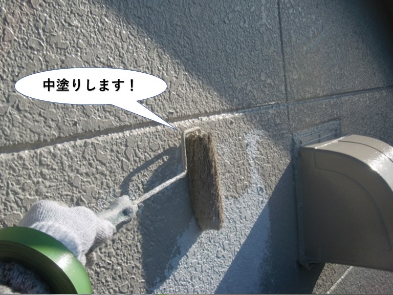 岸和田市の外壁を中塗りします