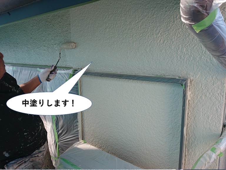 和泉市の外壁を中塗りします