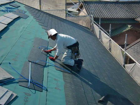 岸和田市上松町の屋根の防水シートと新スレート瓦へ葺き替え開始