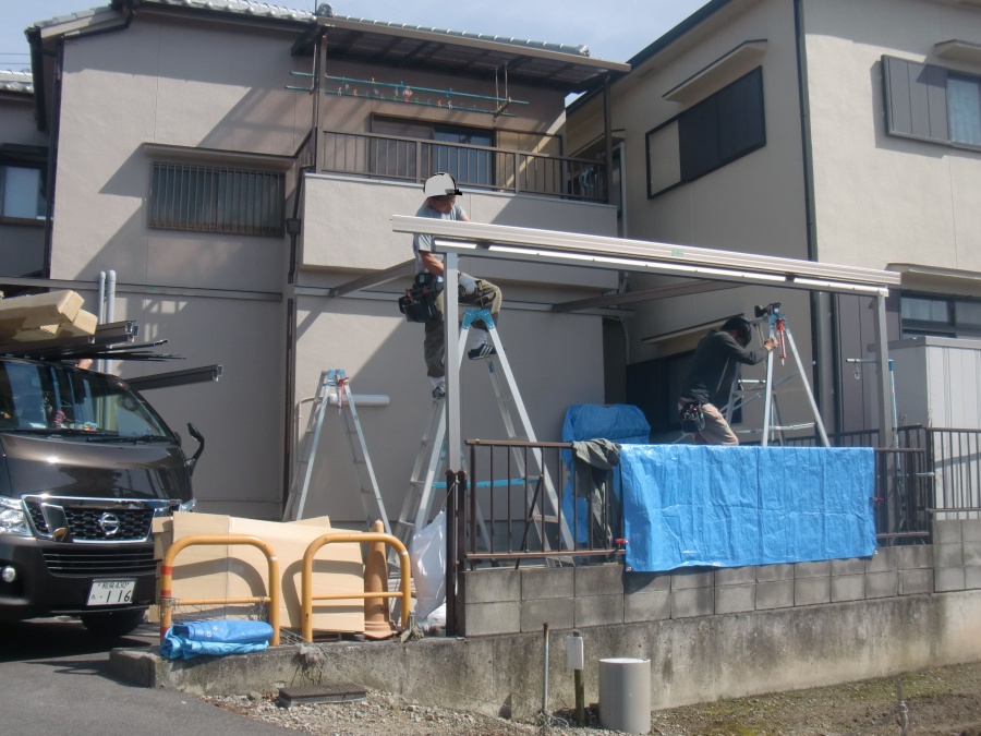 岸和田市神須屋町のカーポートの骨組み設置