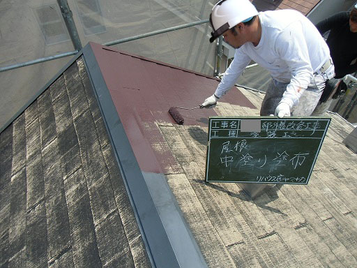 泉佐野市俵屋で屋根塗装の中塗り工程に入りました！