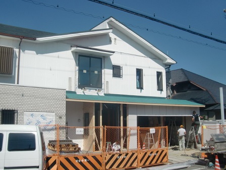岸和田市上松町の屋根スレート瓦の下屋部分の葺き替え作業