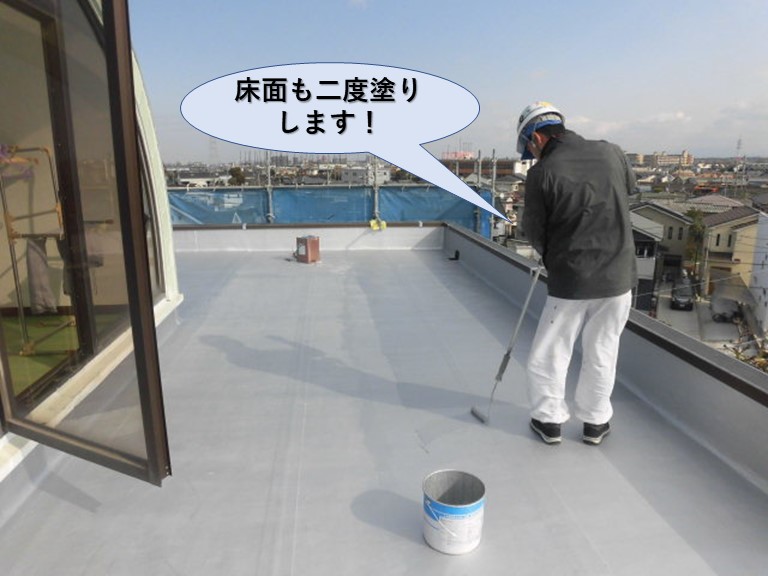 貝塚市の陸屋根の床面も二度塗りして仕上げます