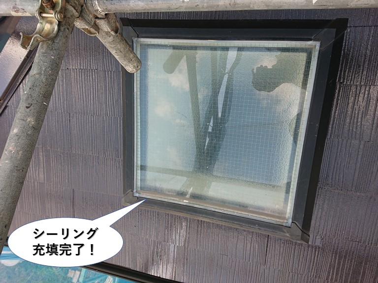 忠岡町の天窓のガラス周りにシーリング充填完了
