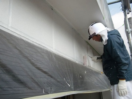 岸和田市上松町の外壁塗装で中塗りの工程です