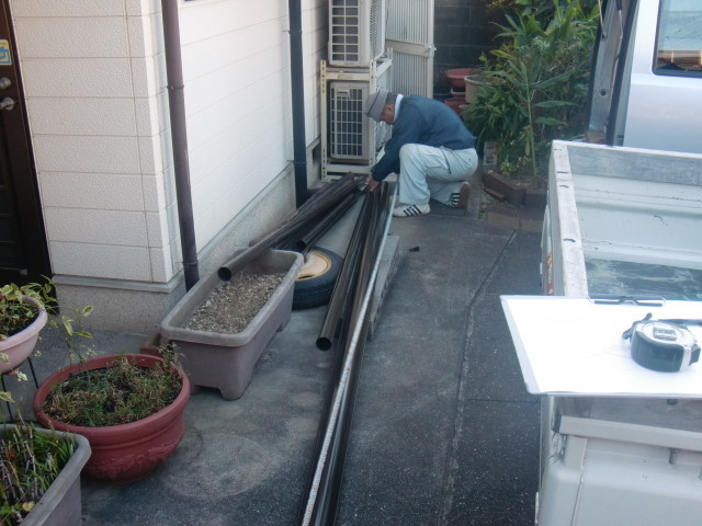 岸和田市の樋修理用資材搬入