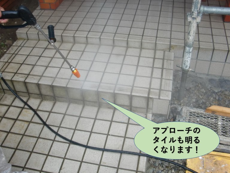 岸和田市のアプローチのタイルもきれいに洗います