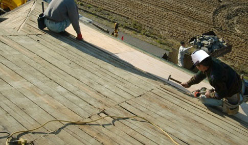 岸和田市天神山町の和瓦の葺き替えで野地板と防水シート貼り