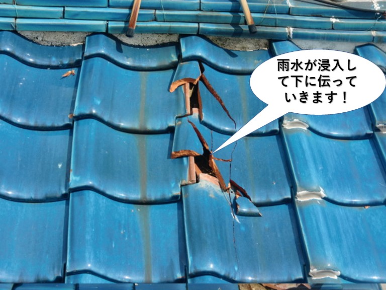 岸和田市の屋根から雨水が浸入して下に伝っていきます