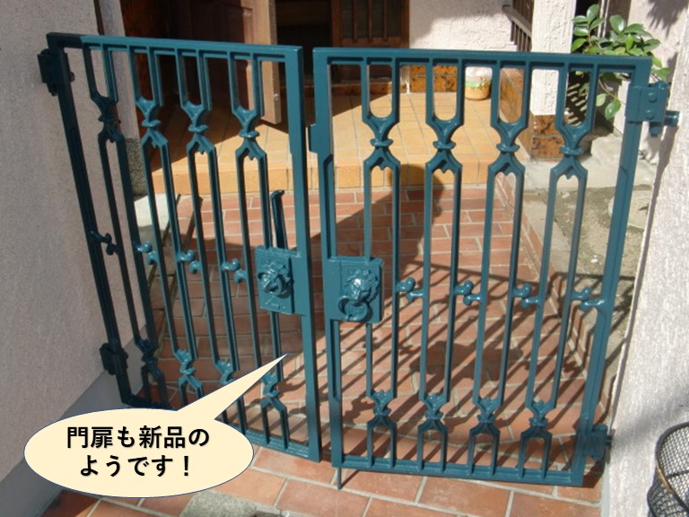 岸和田市の門扉も塗装し新品のようです