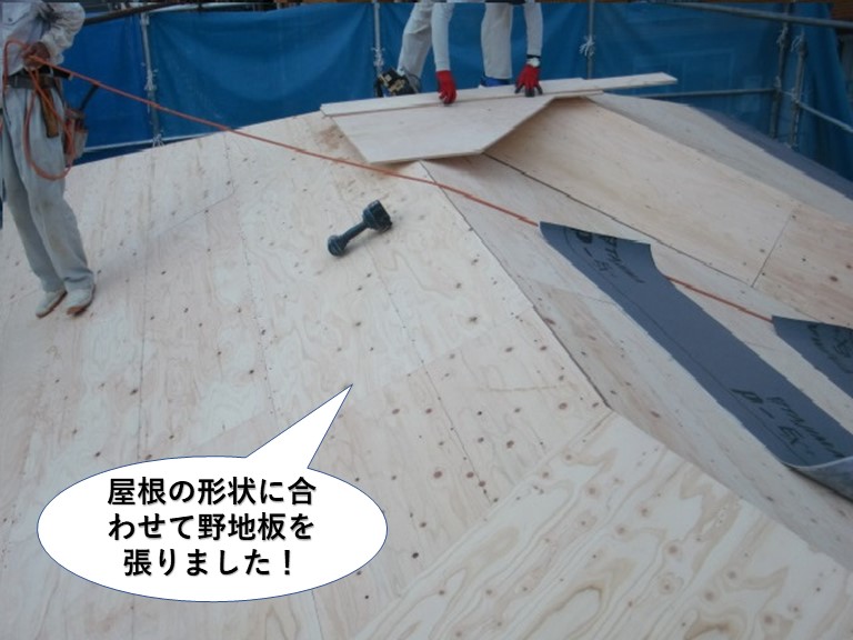 岸和田市で屋根の形状に合わせて野地板を張りました