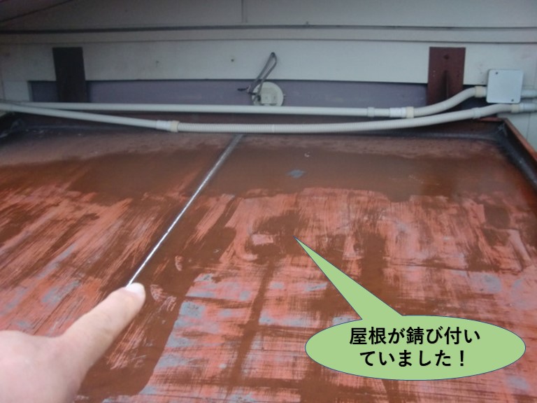 岸和田市の玄関屋根が錆びついていました