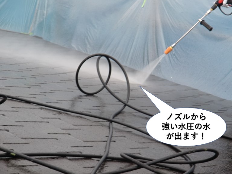 岸和田市の高圧洗浄でノズルから強い水圧の水が出ます