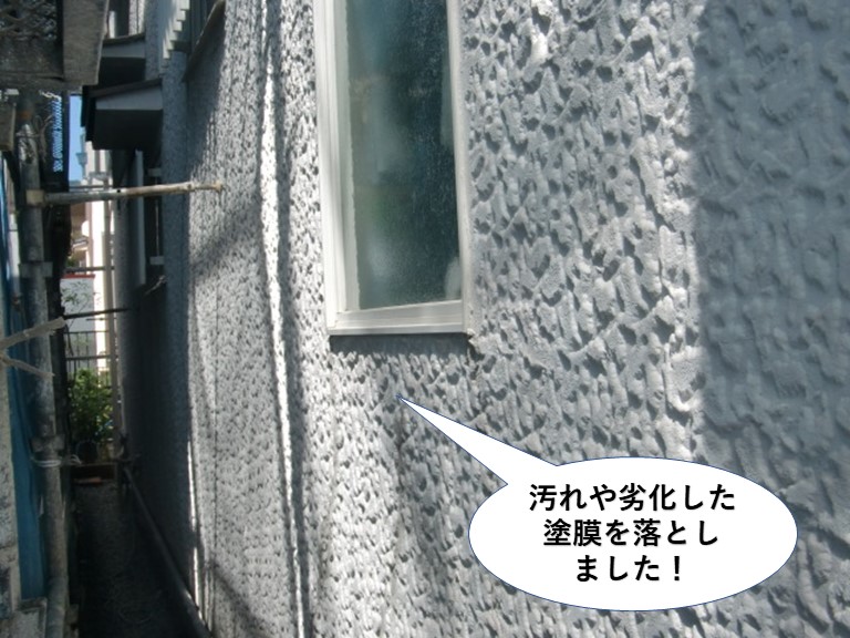 熊取町の外壁の汚れや旧塗膜を落としました