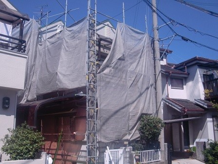 岸和田市極楽寺町で下地塗り工程の外壁塗装