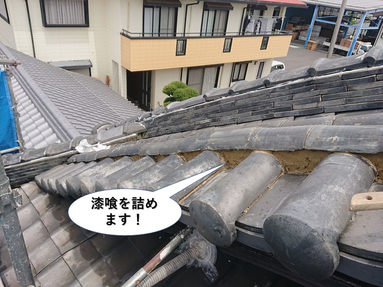 岸和田市の丸瓦の下に漆喰を詰めます
