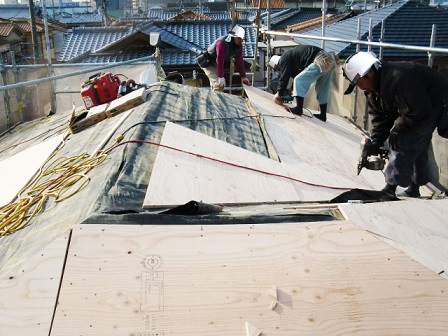 岸和田市土生町で洋瓦の屋根葺き替えで野地板・防水シート貼り