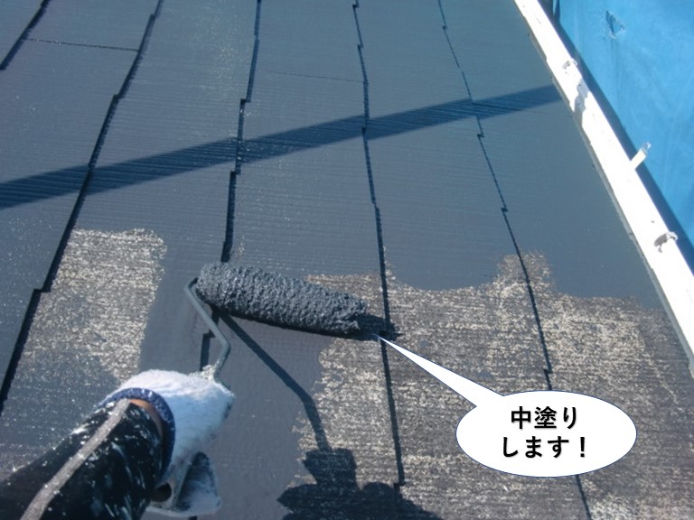 岸和田市の屋根を中塗りします
