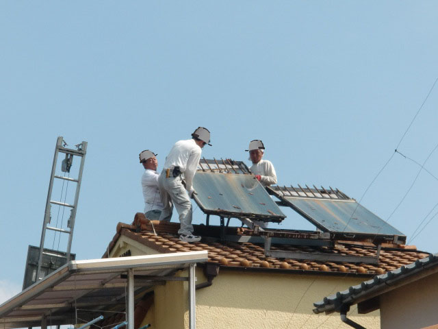 岸和田市の屋根のソーラーパネル撤去中