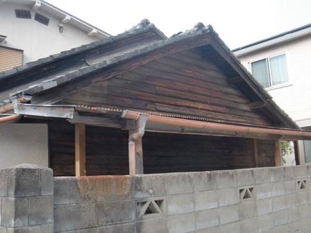 岸和田市大町でスレート瓦コロニアルクァッドへの屋根葺き替えで軽く施工前