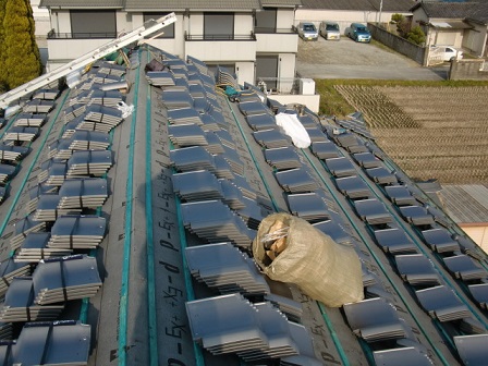 岸和田市東大路町の屋根瓦の葺き替えと桟木の設置