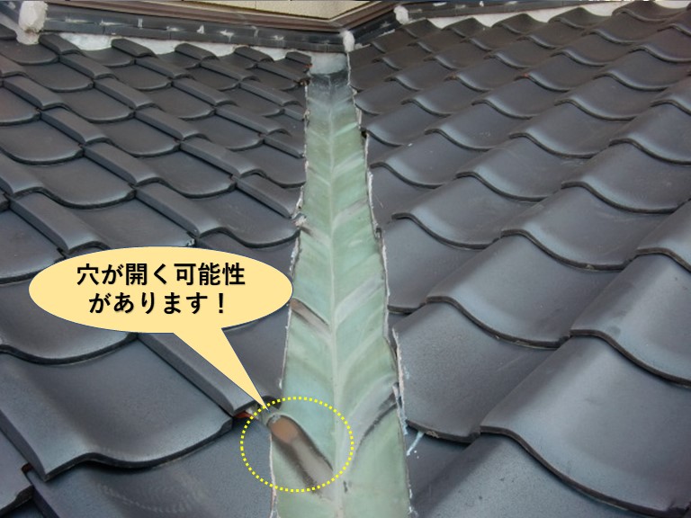 和泉市の銅板の谷樋が穴が開く可能性があります
