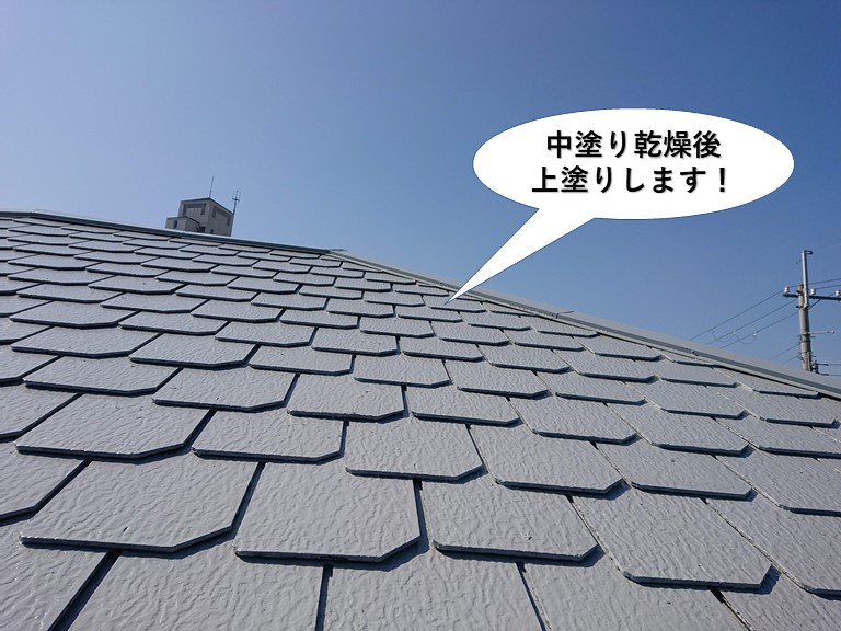 和泉市の屋根を中塗り乾燥後上塗りします