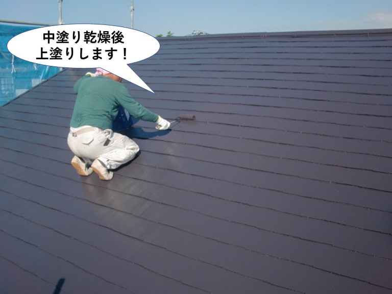 和泉市の屋根を中塗り乾燥後上塗りします