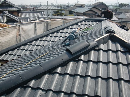 岸和田市土生町で屋根の洋瓦の葺き替えと棟瓦の最終工事