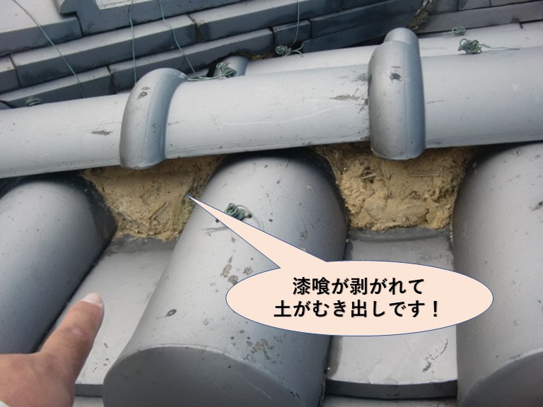 岸和田市の漆喰が剥がれて土がむき出しです