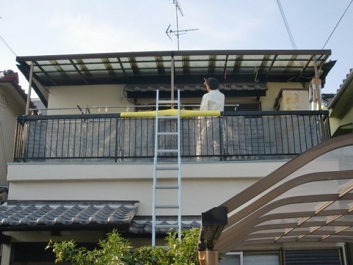 岸和田市箕土路町のベランダテラス屋根入替工事で雨漏り解消