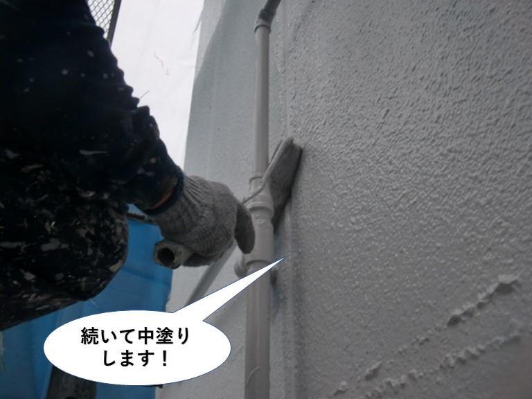 岸和田市の外壁を続いて外壁を中塗りします！