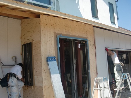 岸和田市上松町の屋根スレート瓦の下屋部分の葺き替え作業と同時に玄関下地状況