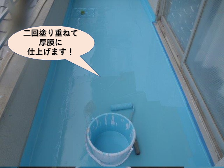 岸和田市のバルコニーの床に二回塗り重ねて厚膜に仕上げます