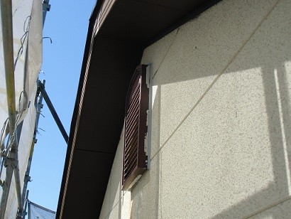 岸和田市真上町の外壁塗装と屋根塗装で外壁下地塗り
